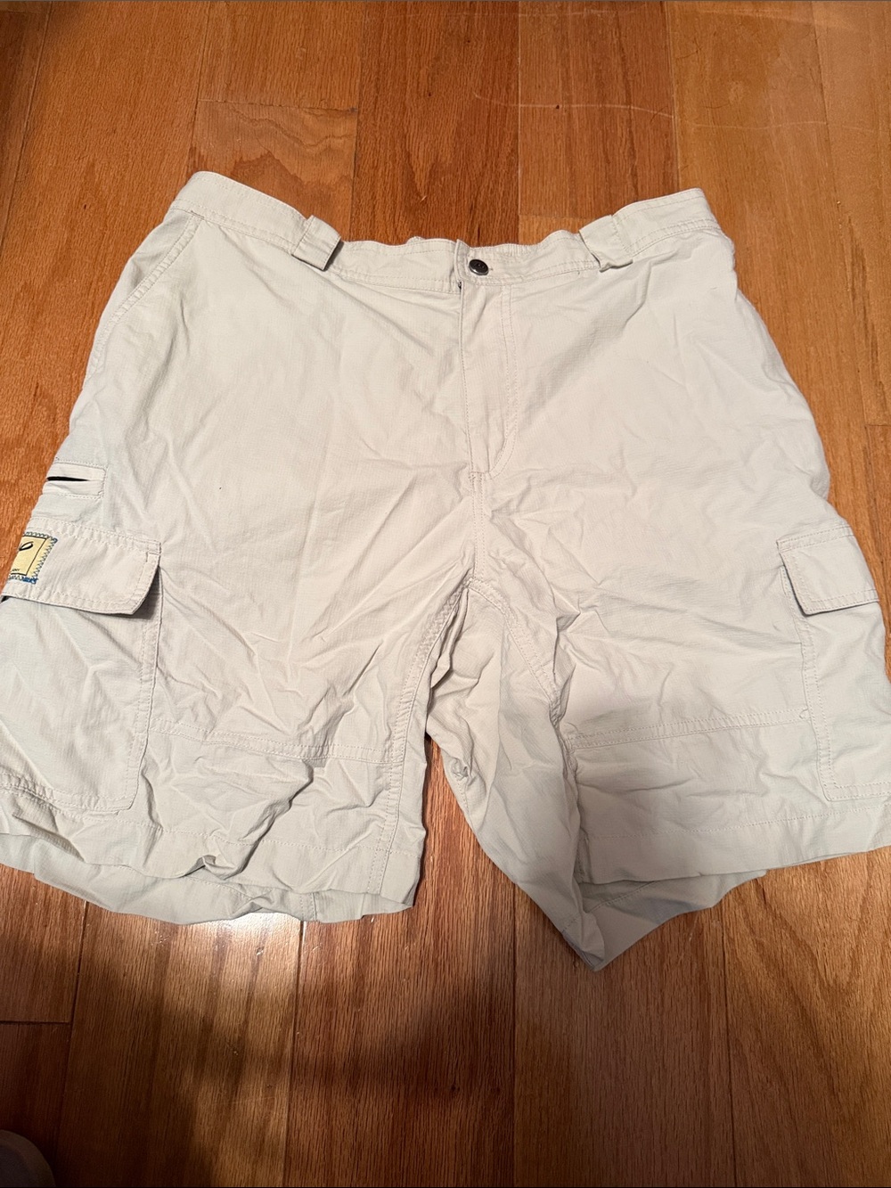 Men's Light Beige Cargo Shorts with Utility Pockets